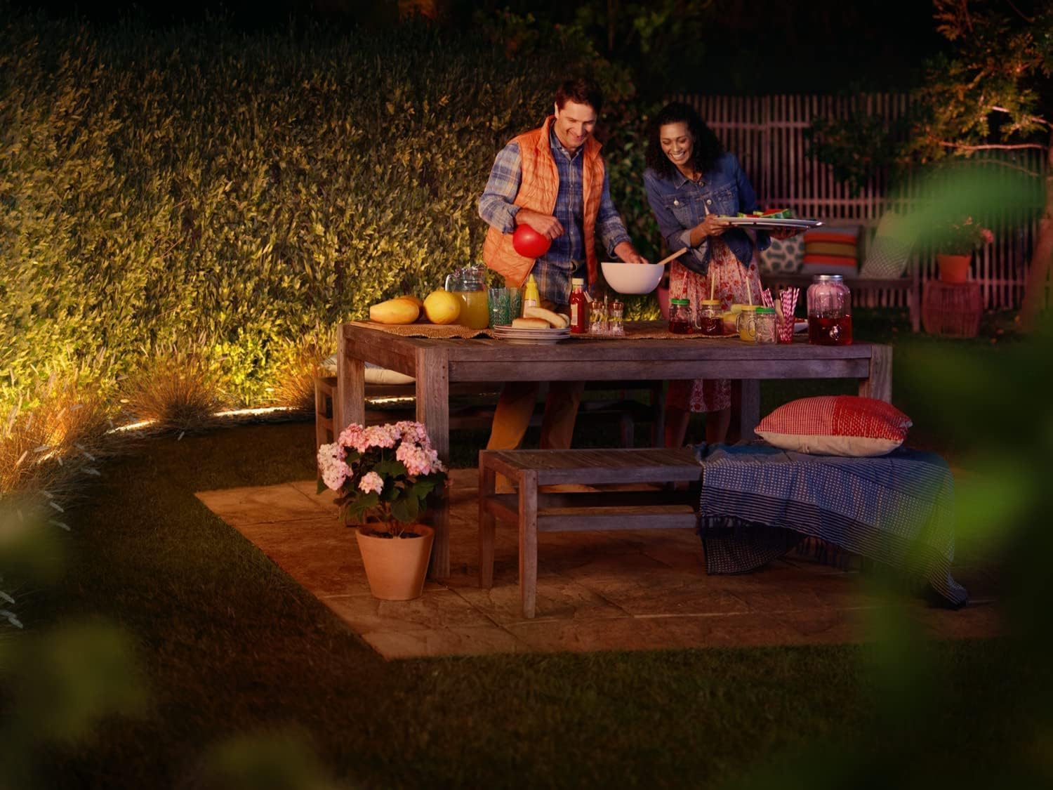 Philips Hue White & Color Ambiance Outdoor Lightstrip (2 m), dimmbarer LED Streifen für das Hue Lichtsystem mit 16 Mio. Farben, smarte Lichtsteuerung über Sprache oder App