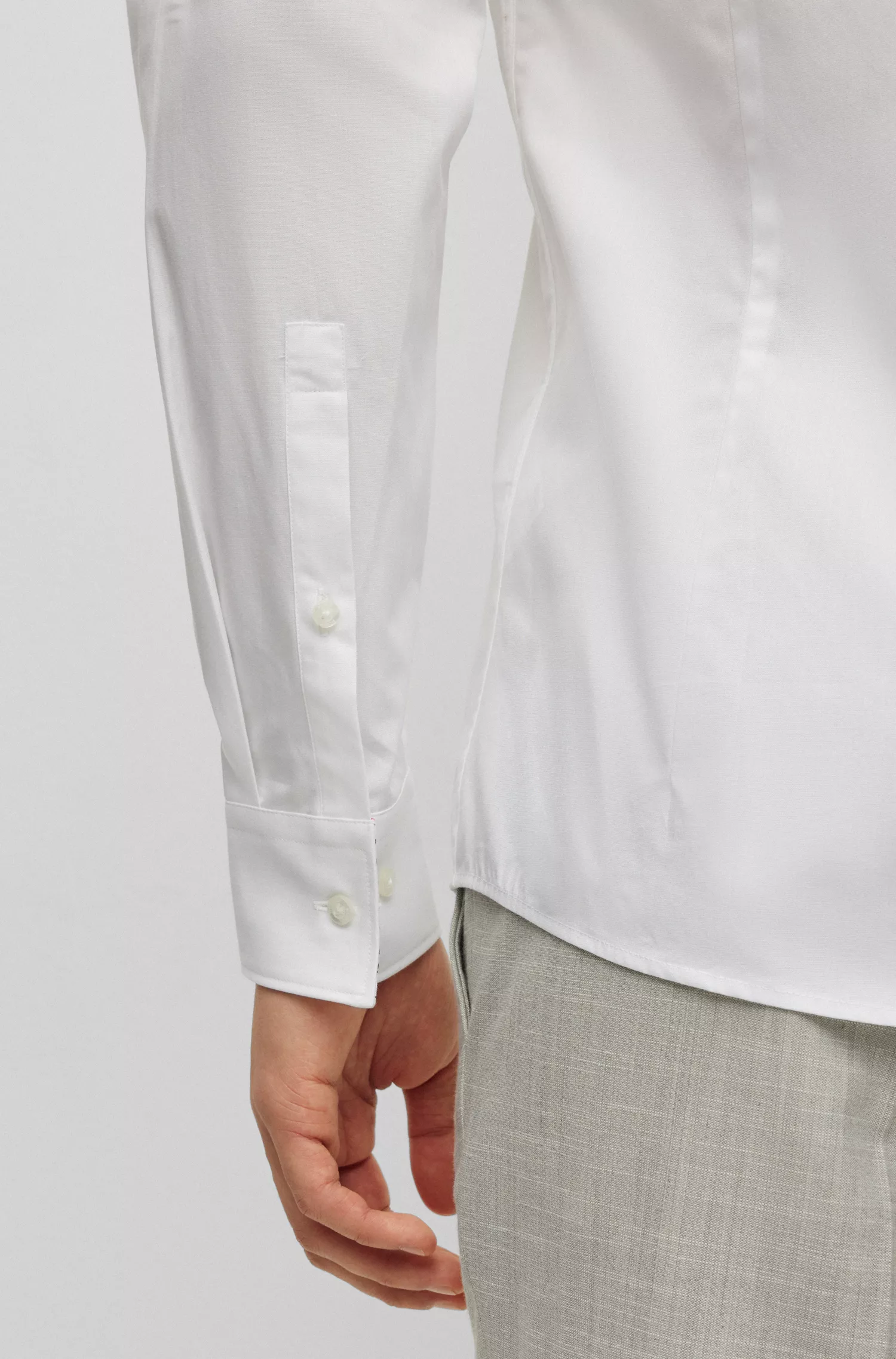 Camisa HUGO vermelha, extra slim fit, em popeline de algodão fácil de passar.