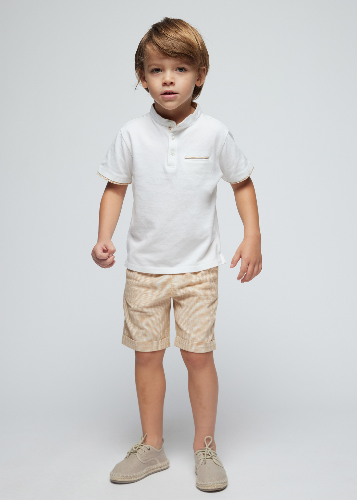 Conjunto de duas peças para meninos: camisa polo e bermuda, cor ocre.