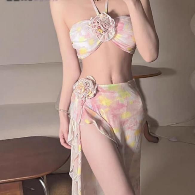 Sancus - Set: Halter bikinitop met bloemenprint + broekje + omslagrok