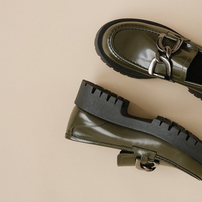 Mocassins à talons plats et mords  en cuir glacé kaki