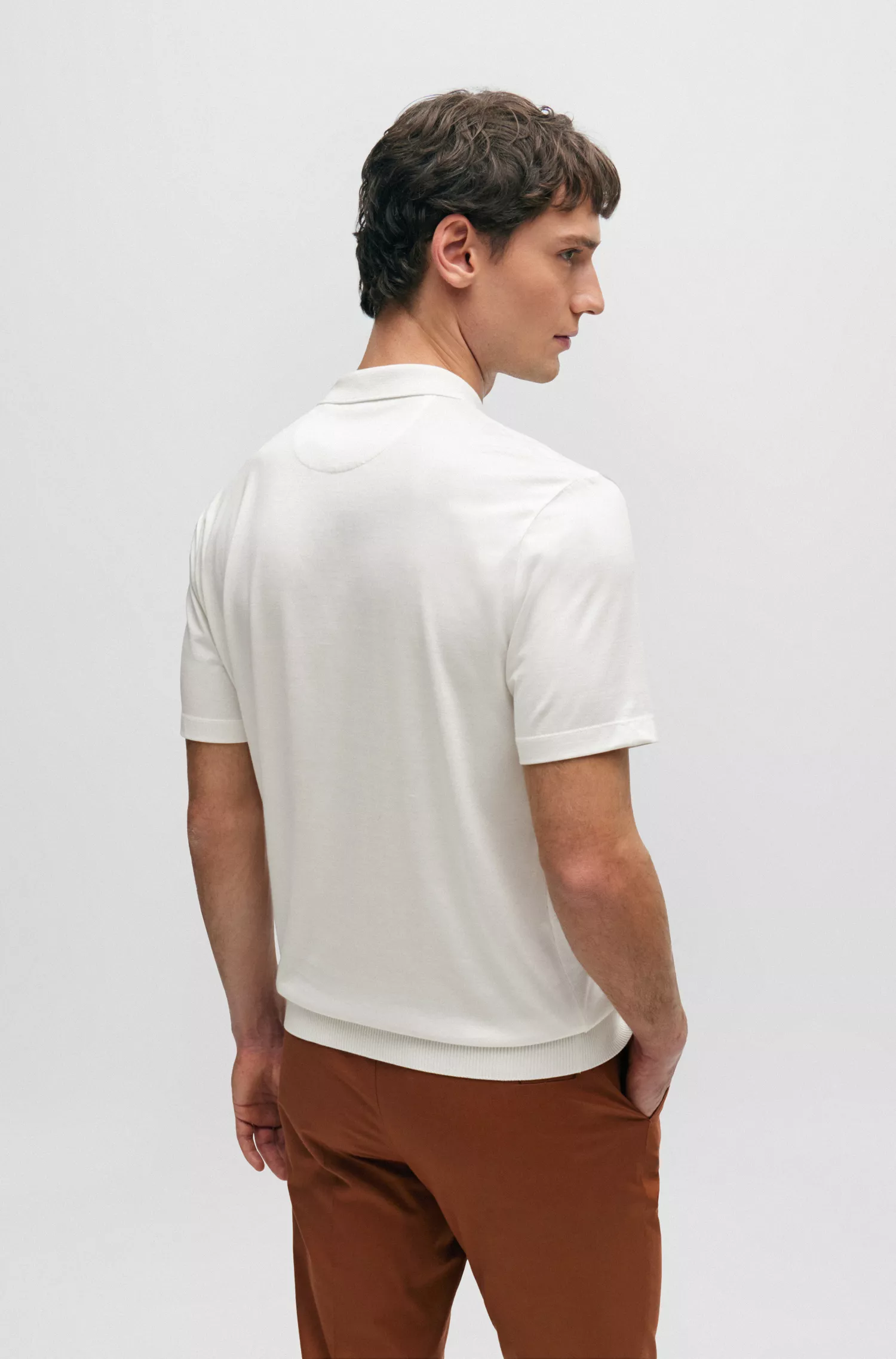 Camisa polo BOSS Camel com zíper no pescoço, em algodão e seda.