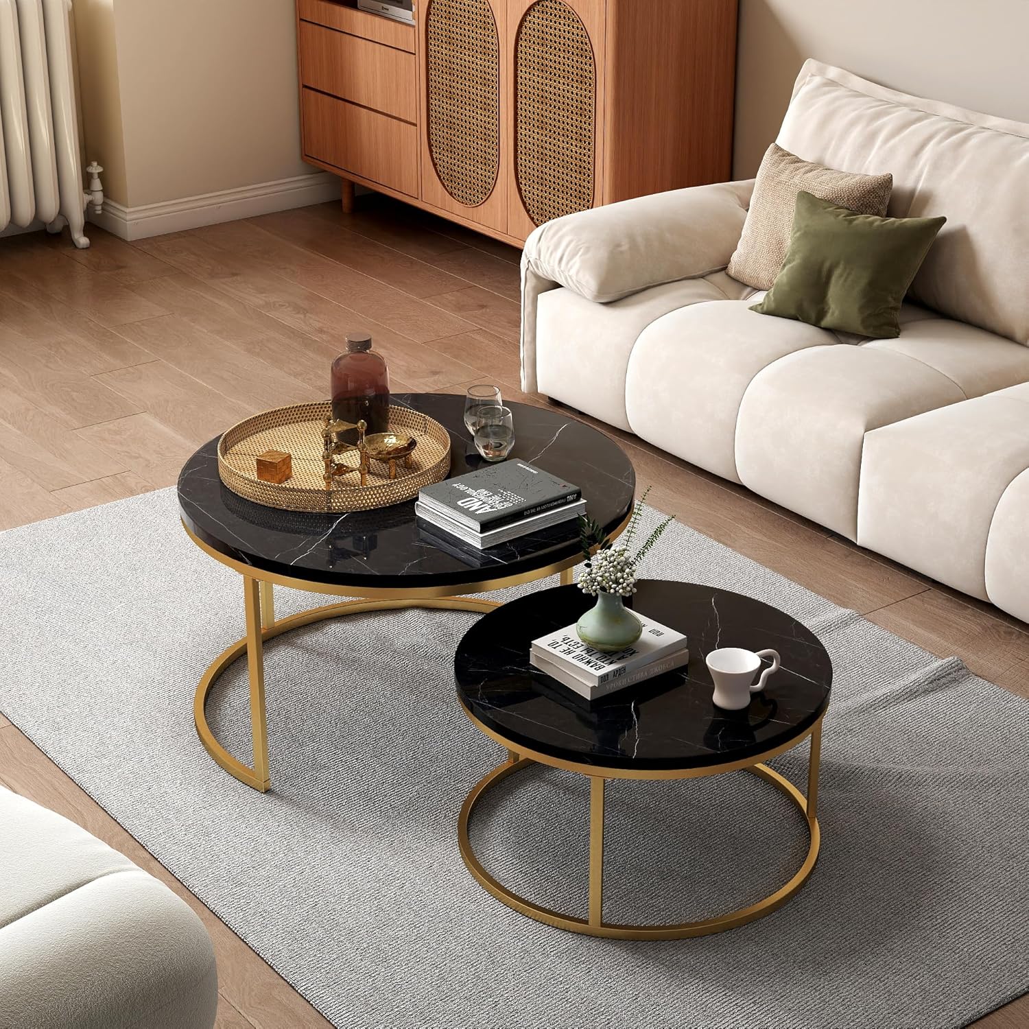 okwish Set mit 2 Runden Couchtischen, satztische fürs Wohnzimmer, Mit Schwarz MDF-Tischplatte Gold Metallrahmen, Ideal für Wohnzimmer, Balkon und Büro, Größe 80x45+60x33,5 cm