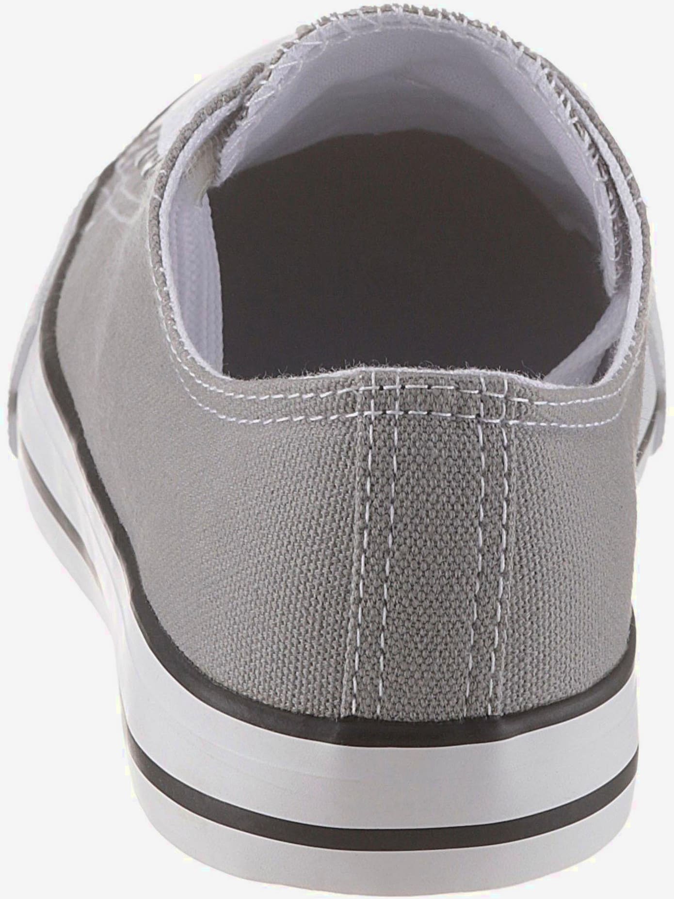 Baskets sneakers basiques parfaites avec un jean