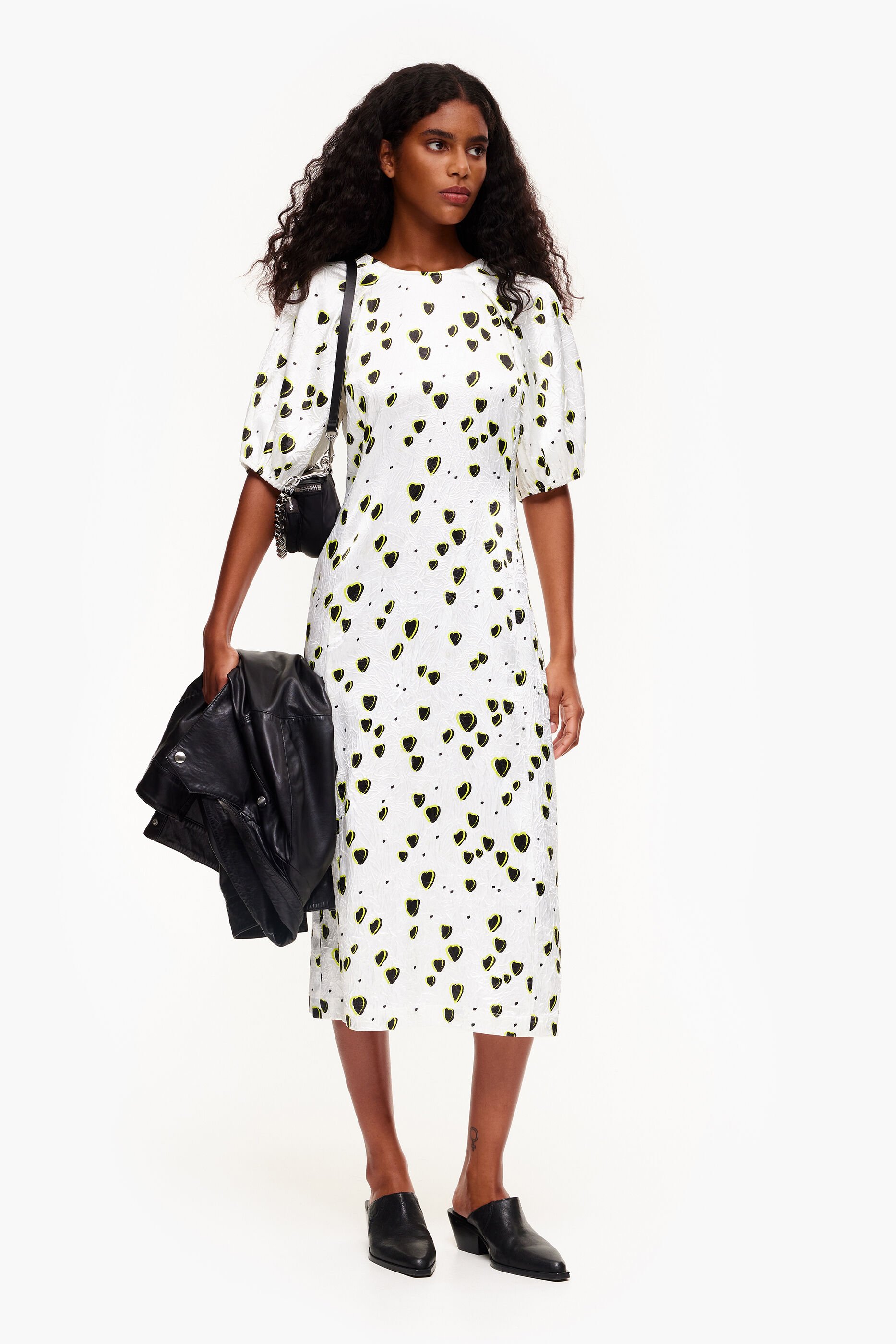 Vestido midi fluido com estampa de pequenos corações