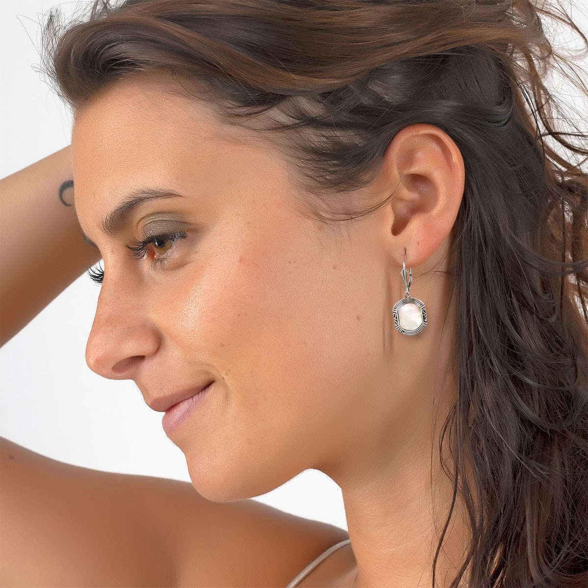 Boucles d'Oreille Ethniques Nacre Blanche & Argent 925 | Style Unique - Aden