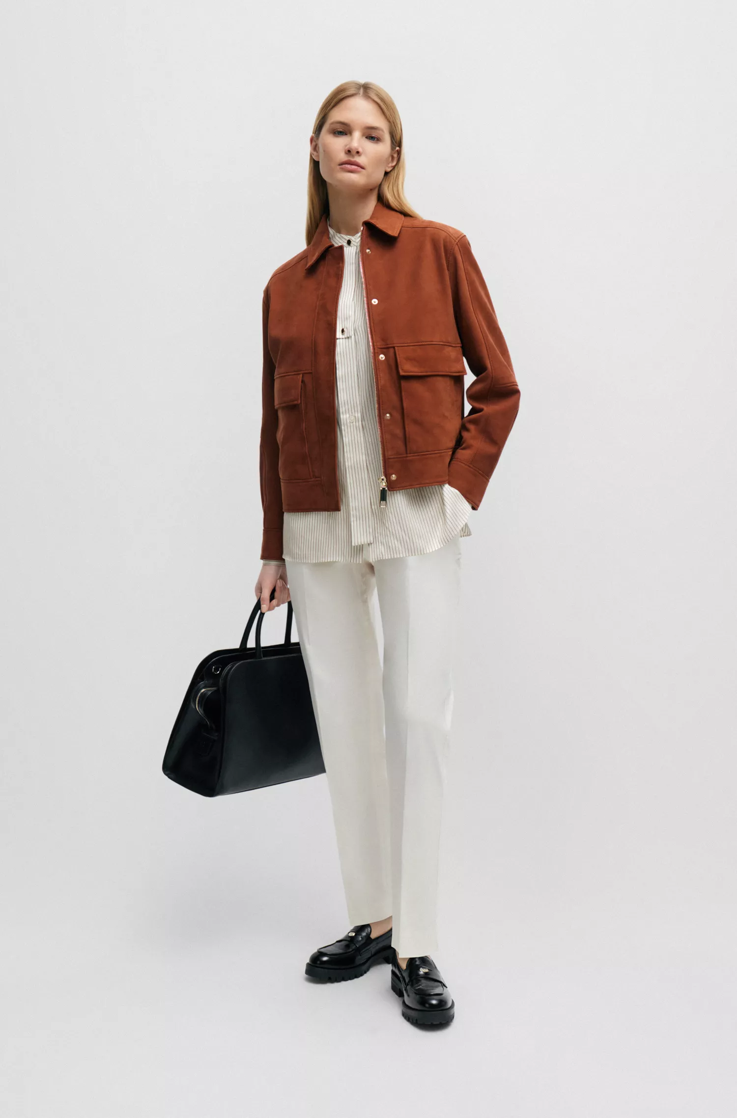 Blusa BOSS preta de modelagem relaxada em seda e algodão listrados.
