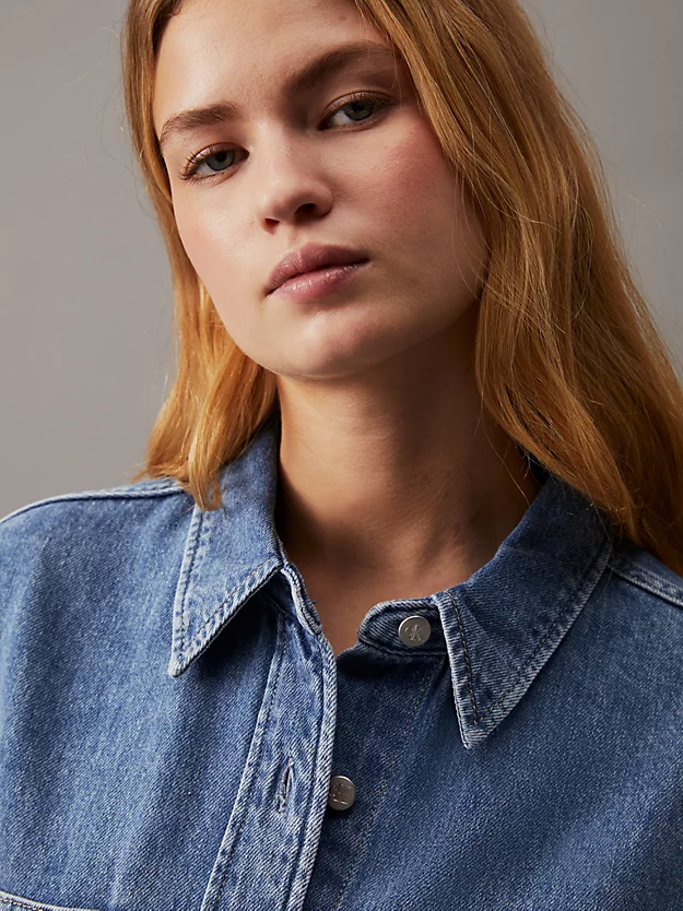 Vestido camisa jeans de corte folgado com cinto