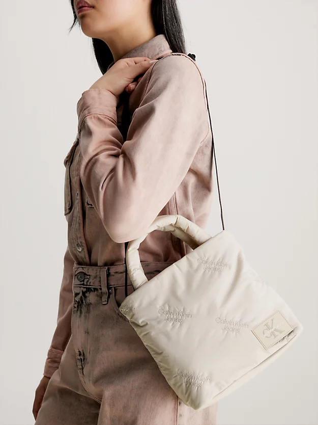 Bolsa de ombro pequena e acolchoada
