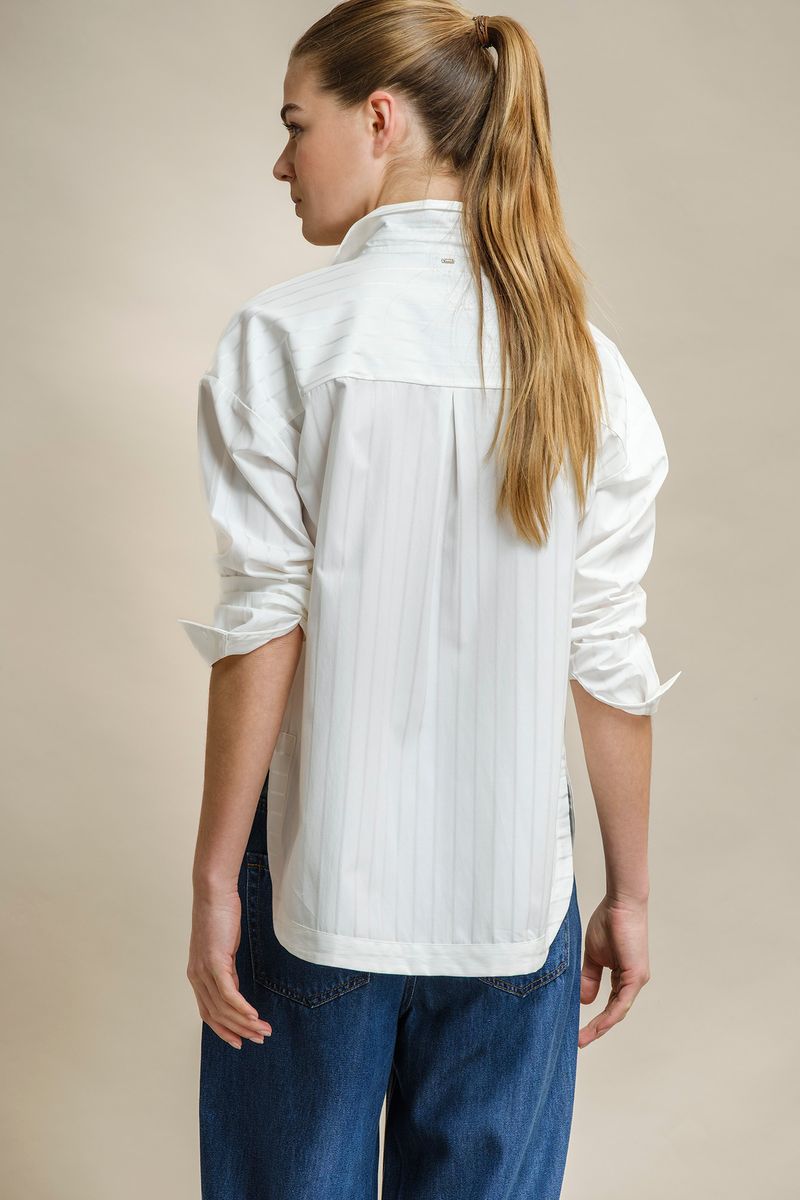 CAMISA LARGA ACETINADA COM RISCAS