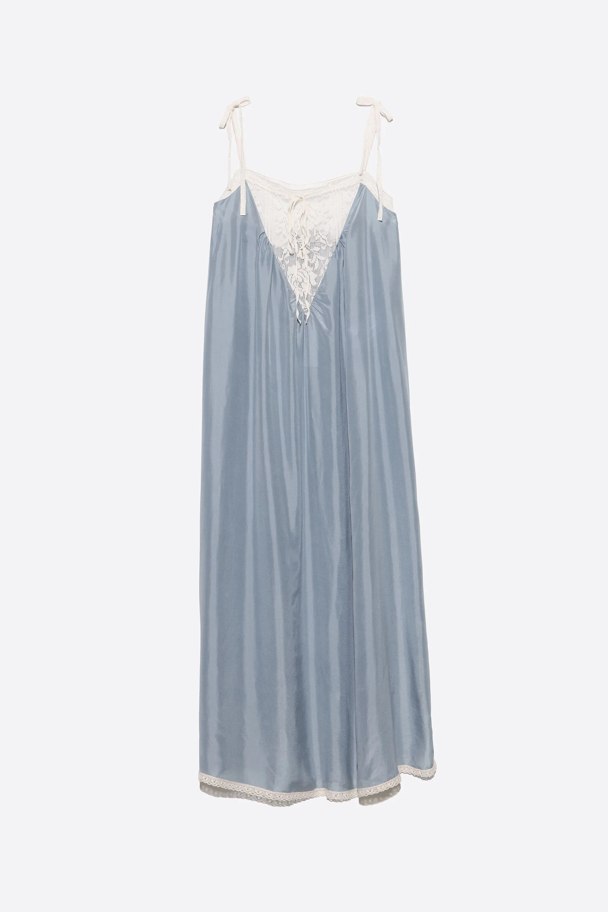 Vestido de seda azul claro com alças de renda.