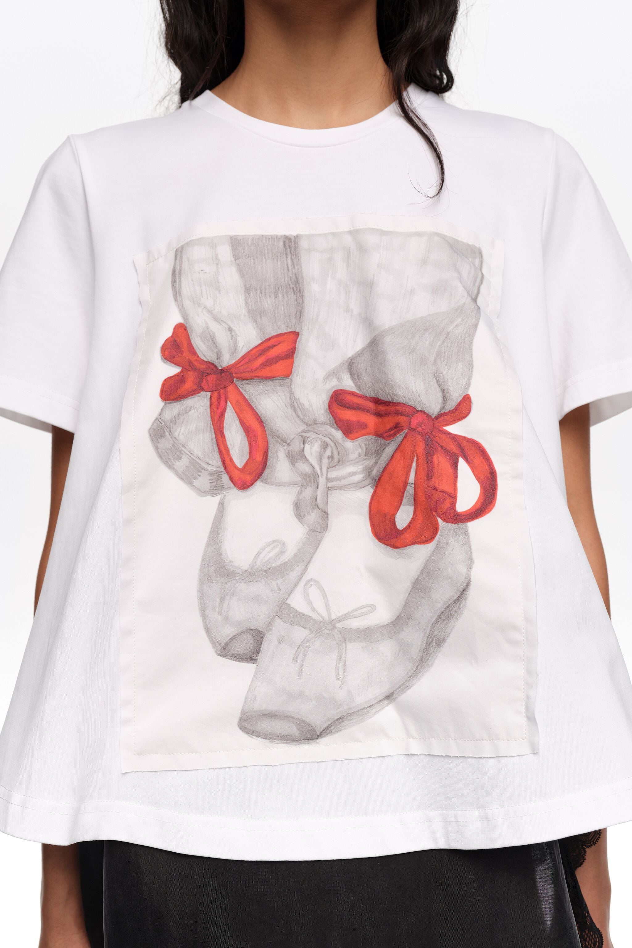 Camiseta branca de corte A com logo de bailarinas