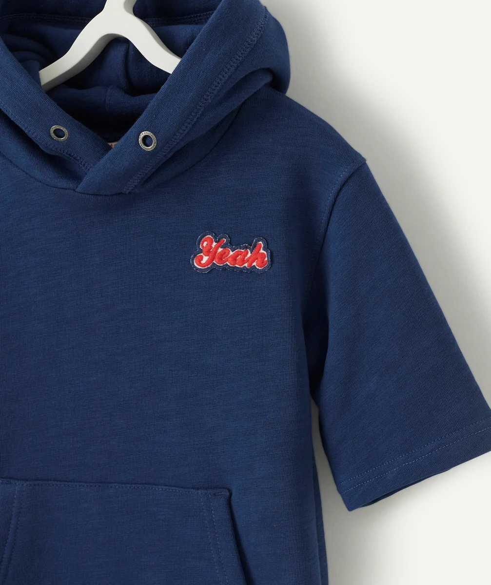LE SWEAT BLEU MARINE MANCHES COURTES À CAPUCHE