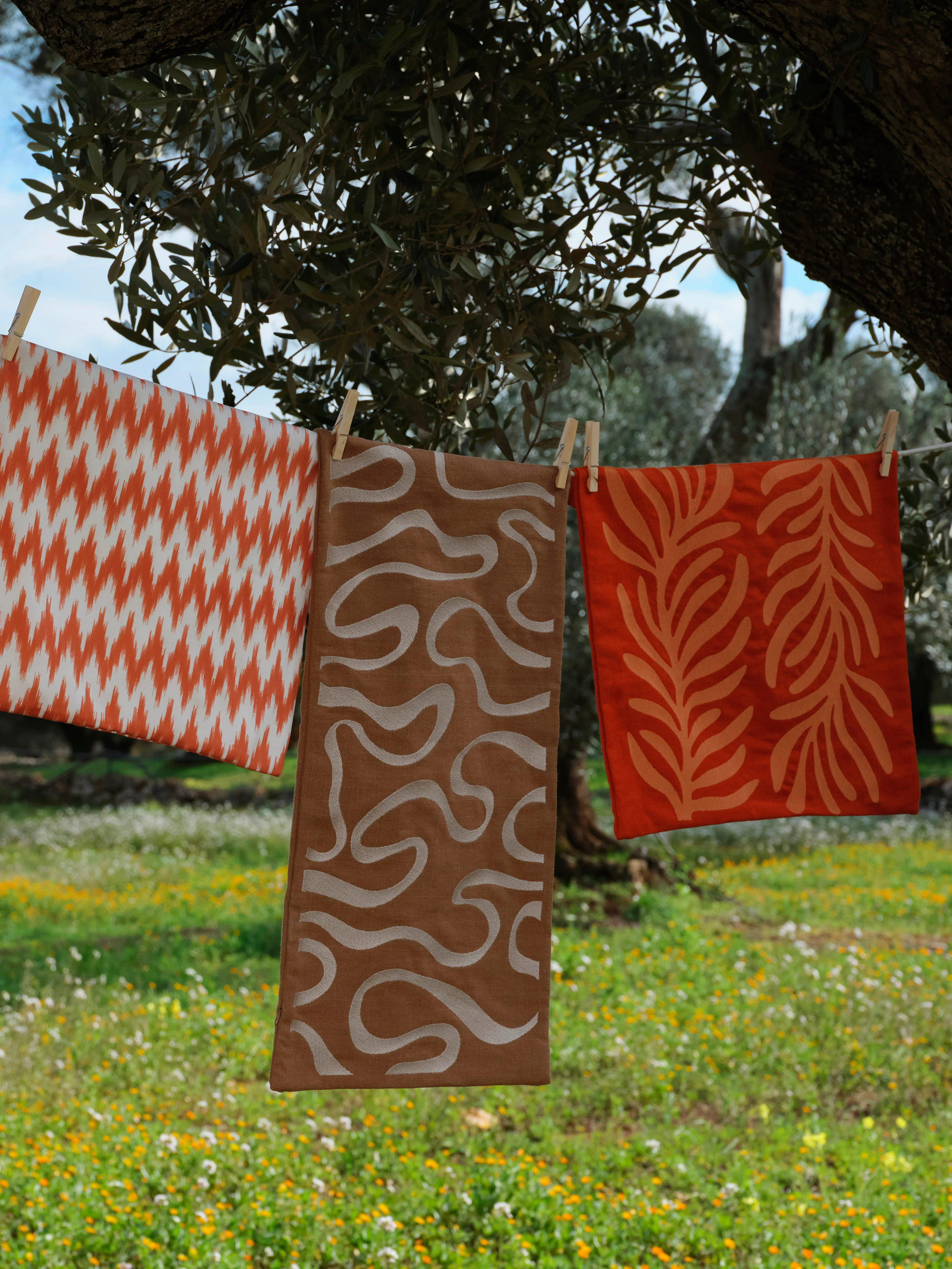 Outdoor kussenhoes Shanti met geborduurd golfpatroon