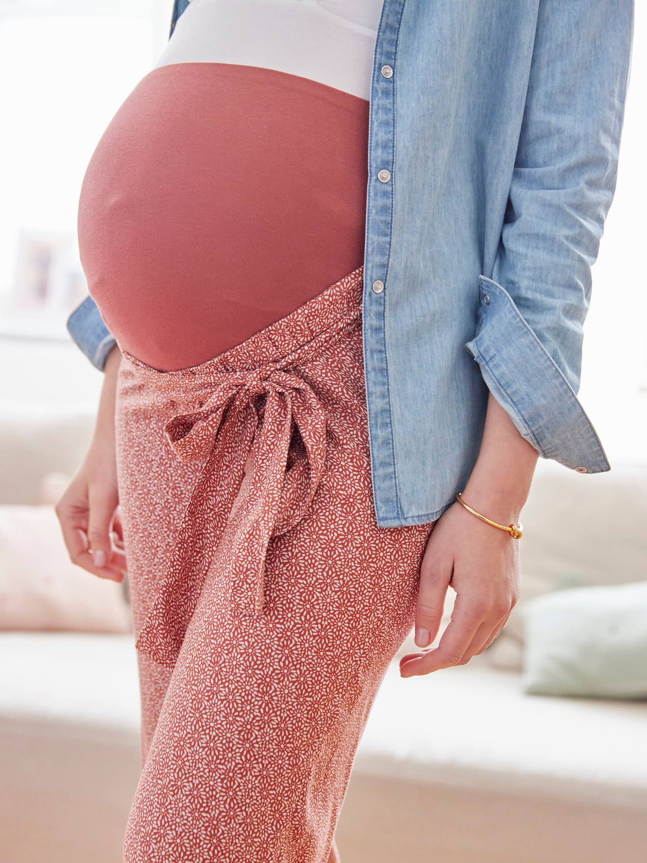 Calças de pernas largas com estampa fluida para gestantes, cor argila