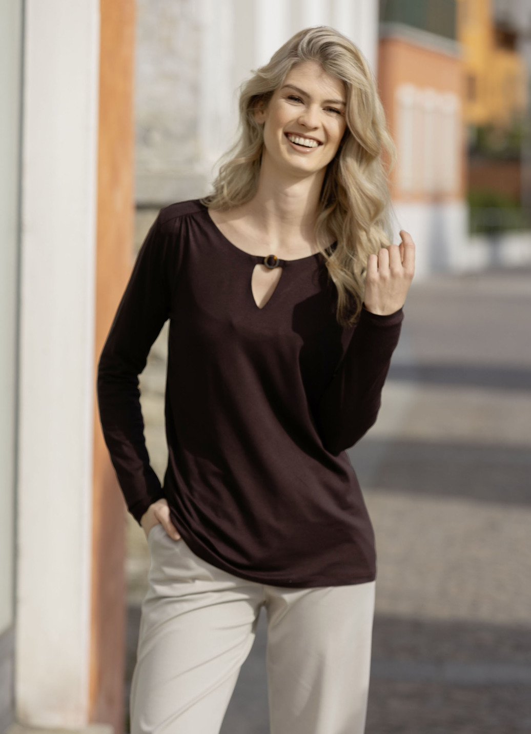 Shirt mit Zierring am Halsausschnitt in 2 Farben