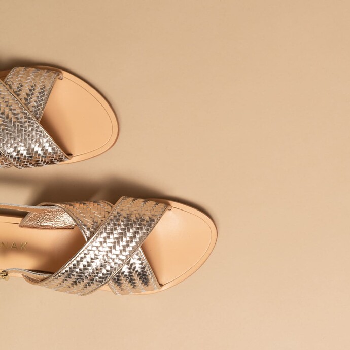 Sandales plates à larges brides  en cuir métallisé platine