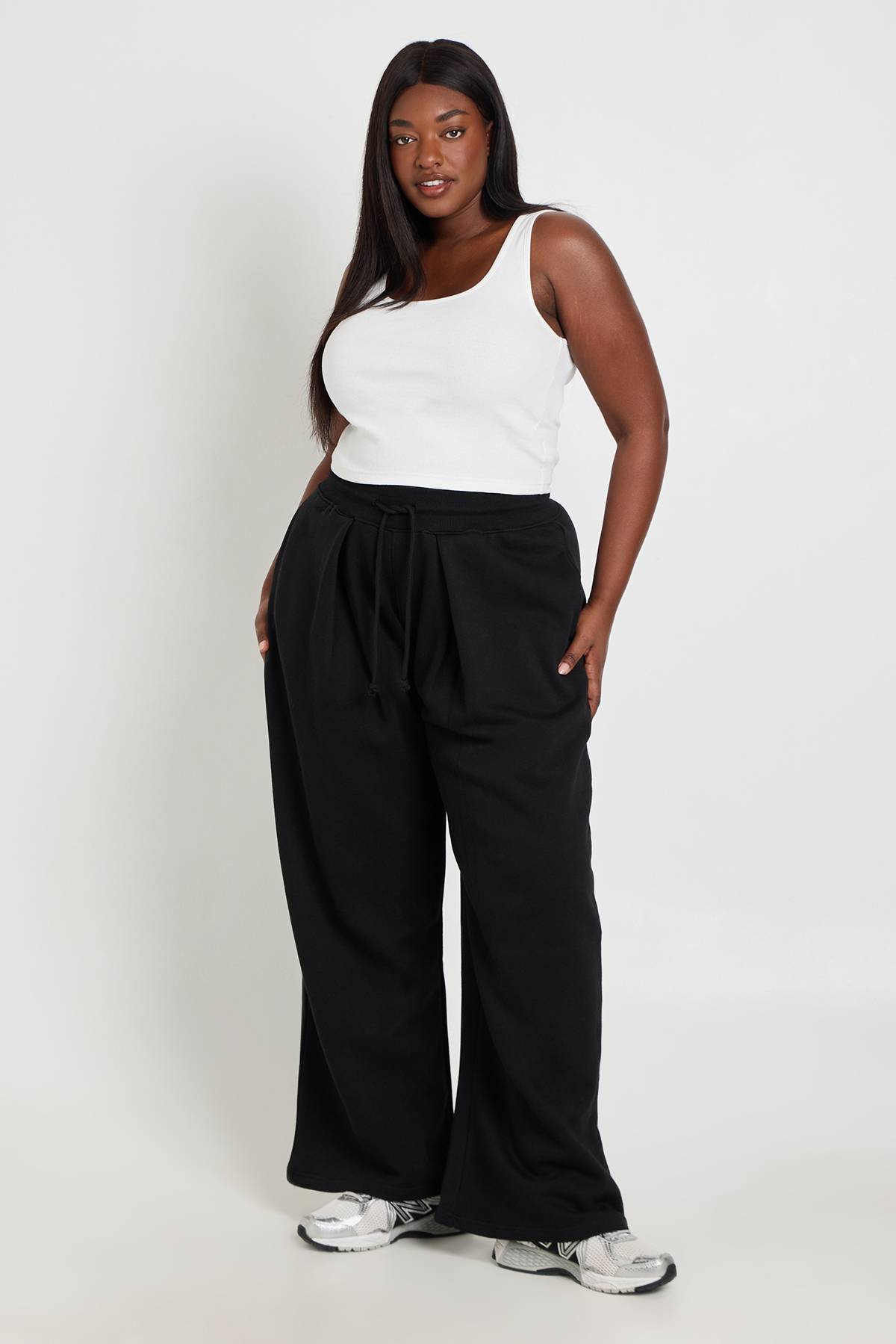 boohoo Pantalon De Jogging Grande Taille À Jambes Larges Avec Plis Piqués