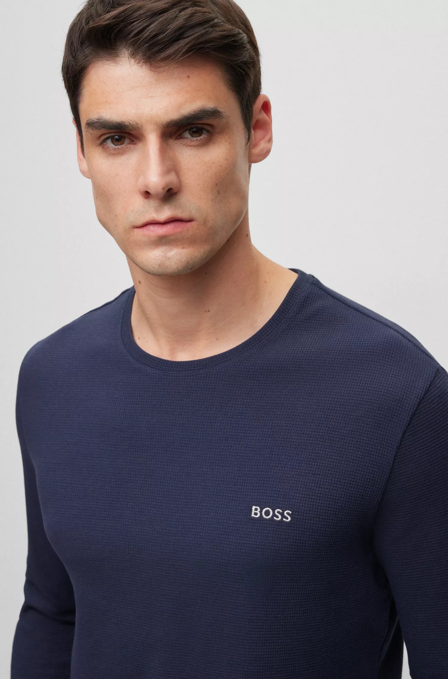 Camiseta de pijama BOSS preta em mistura de algodão com logotipo bordado.