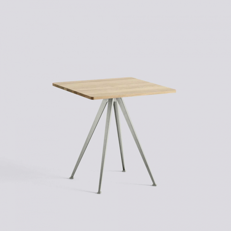 Hay Pyramid Café 21 tafel 70x70 gelakt eiken, onderstel beige