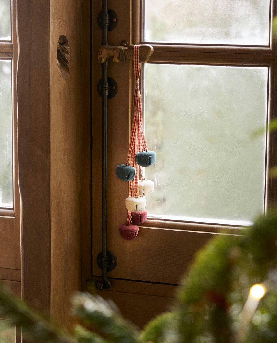 DECORAÇÃO DE NATAL EM CASCATA DE SINO DE TRENÓ