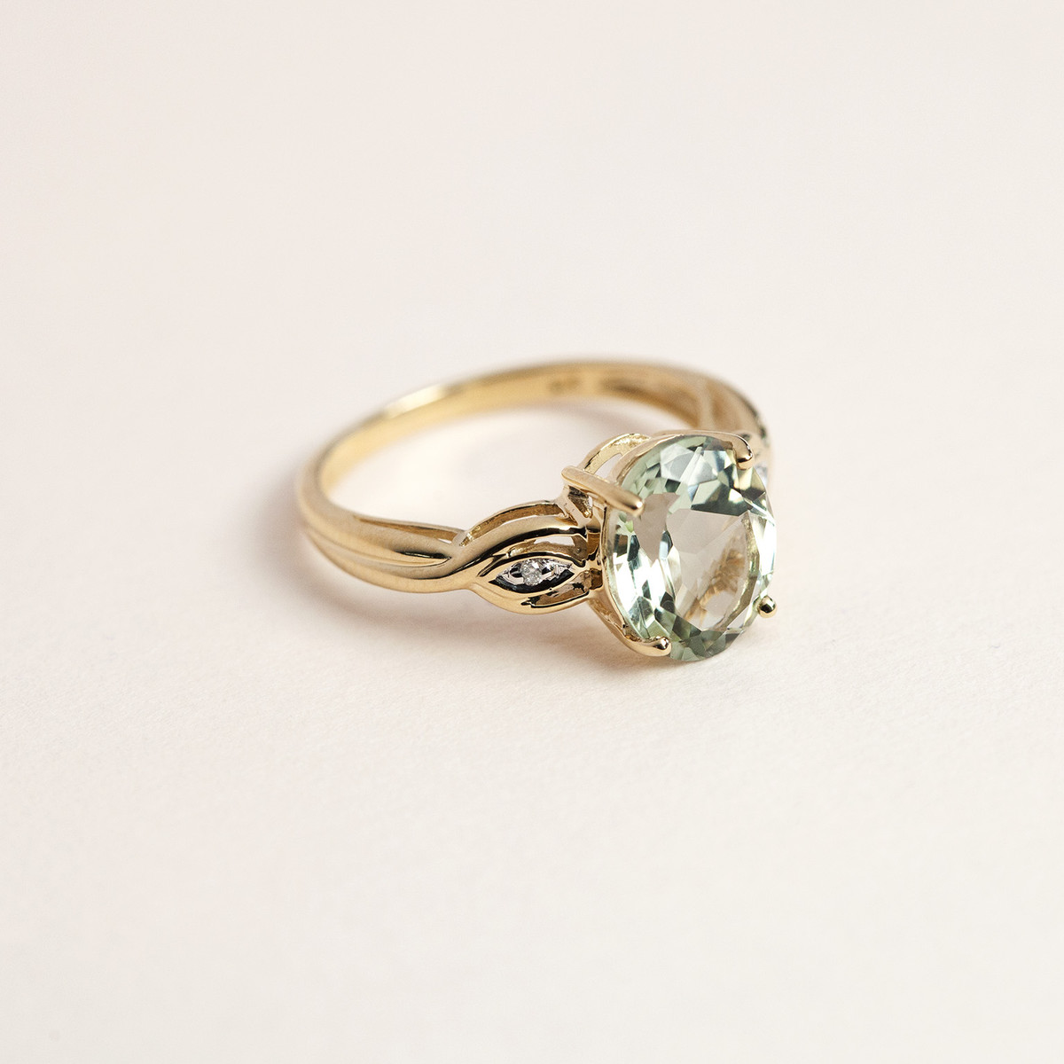 Bague or 375 2 tons quartz vert ovale et diamants
