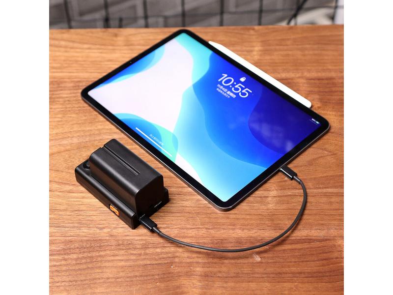 Ulanzi Ladegerät NP-F01 Ulanzi NP-F01 Multifunktionales Akku-Ladegerät/Netzteil für Sony L-Serie, AC, Chemie-Li-Ion, 1 Position, W/O-Ausgang, USB, Quick Charge