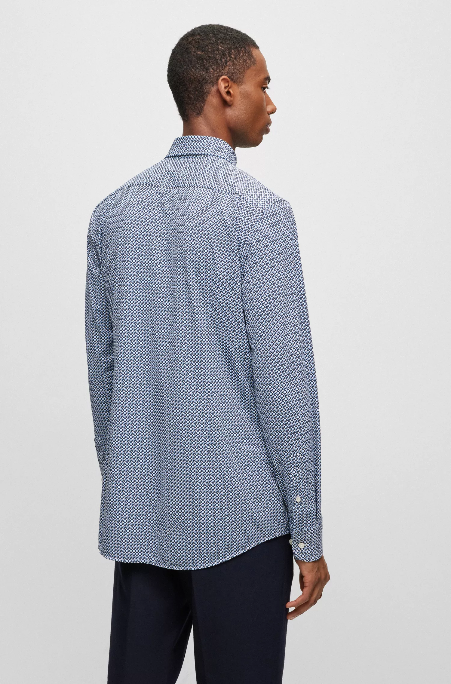 Camisa BOSS preta de corte slim em tecido elástico de alta performance com estampa.