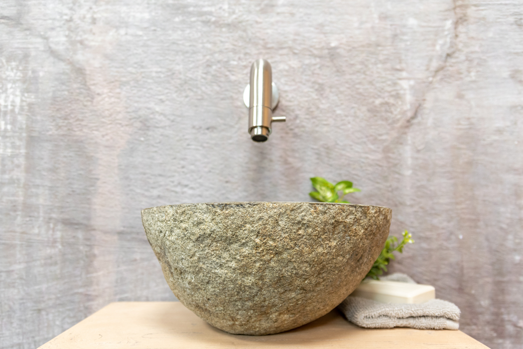 Saniclear Seba fonteinset met eiken plank, rivierstenen waskom en RVS kraan voor in het toilet