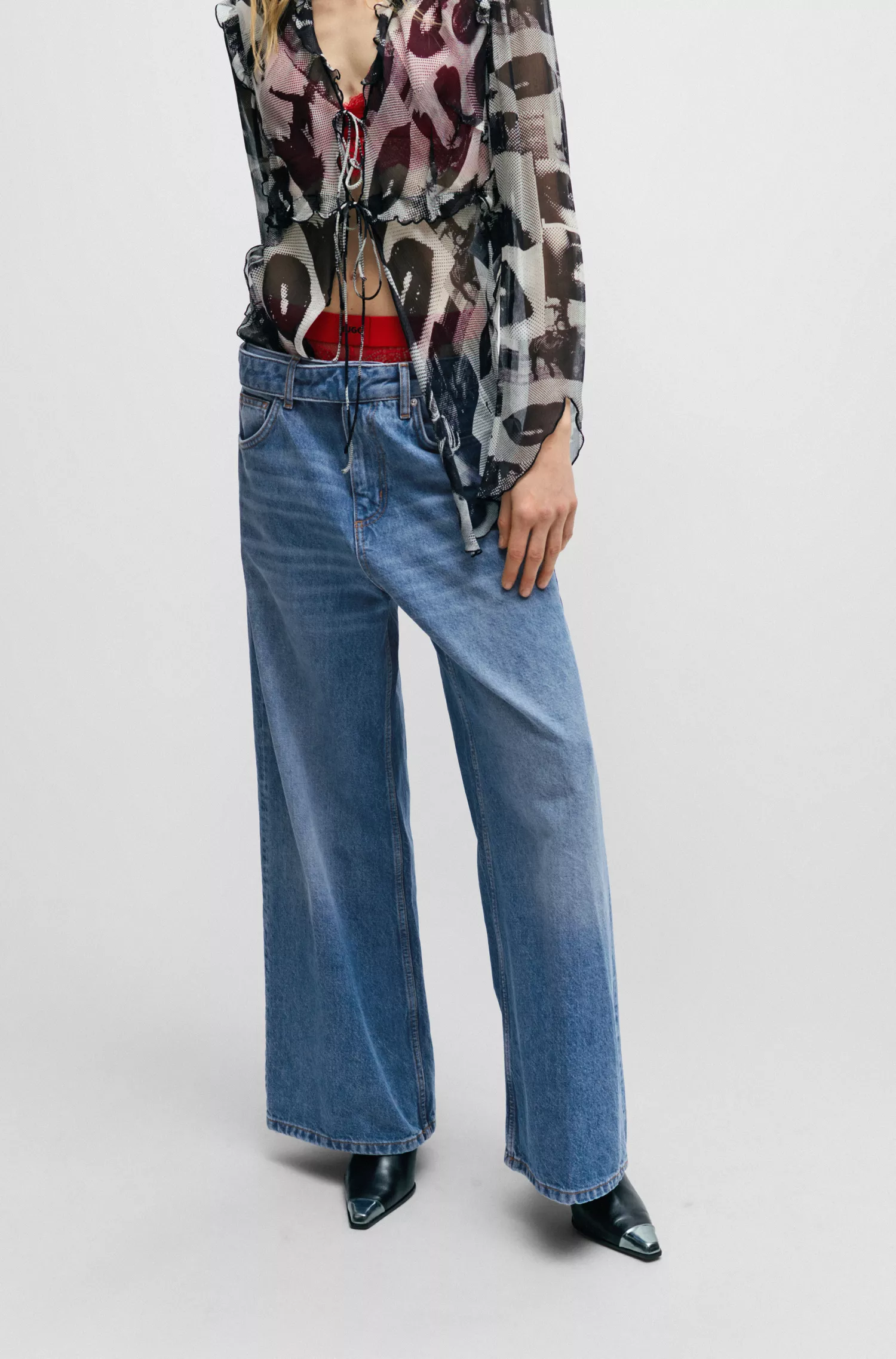 Calça jeans HUGO vermelha, modelagem oversized e pernas largas em denim azul médio.