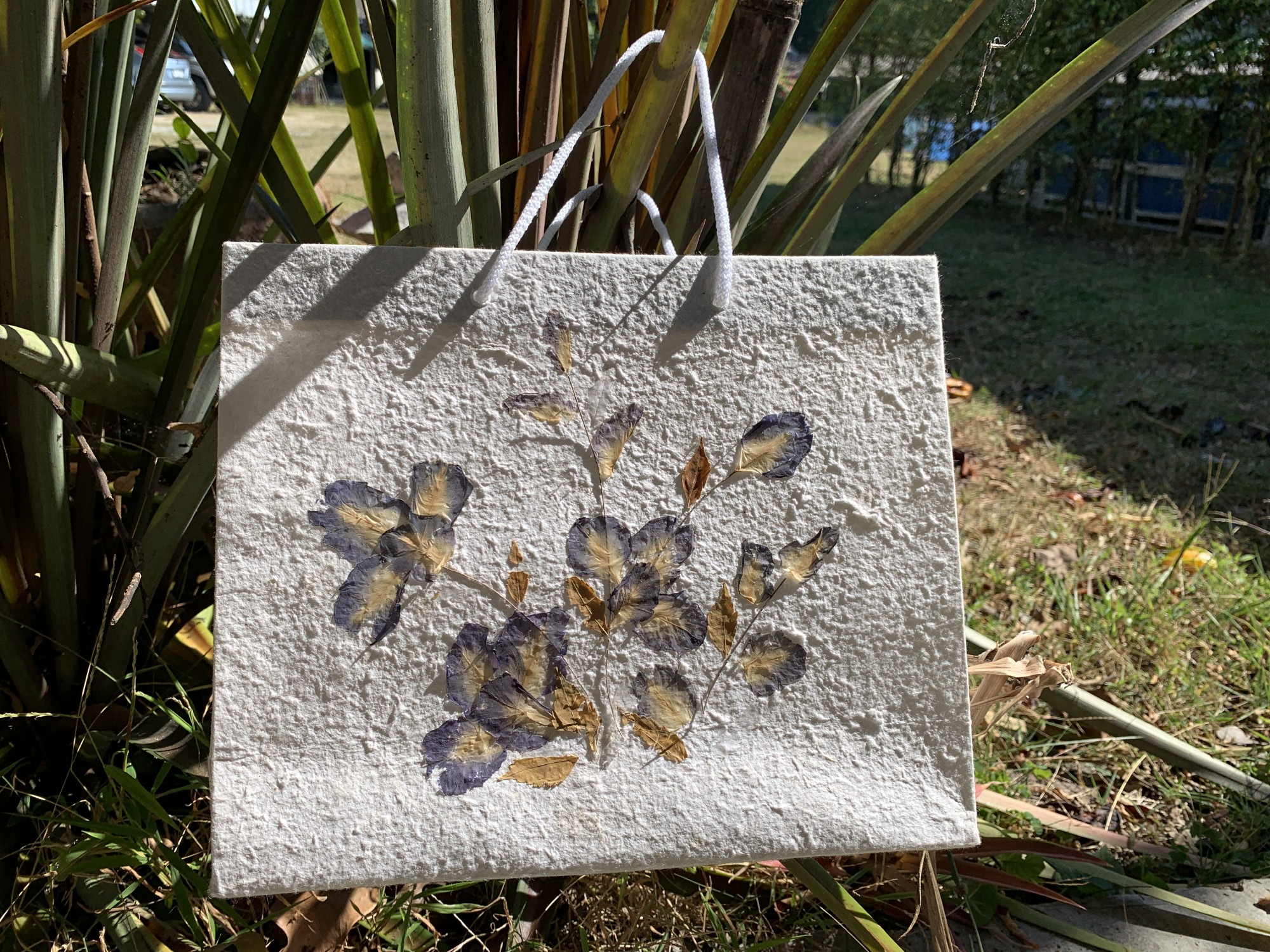 Papiertasche mit Blume, weiß, B 30 cm, H 25 cm, L 10 cm günstig bestellen