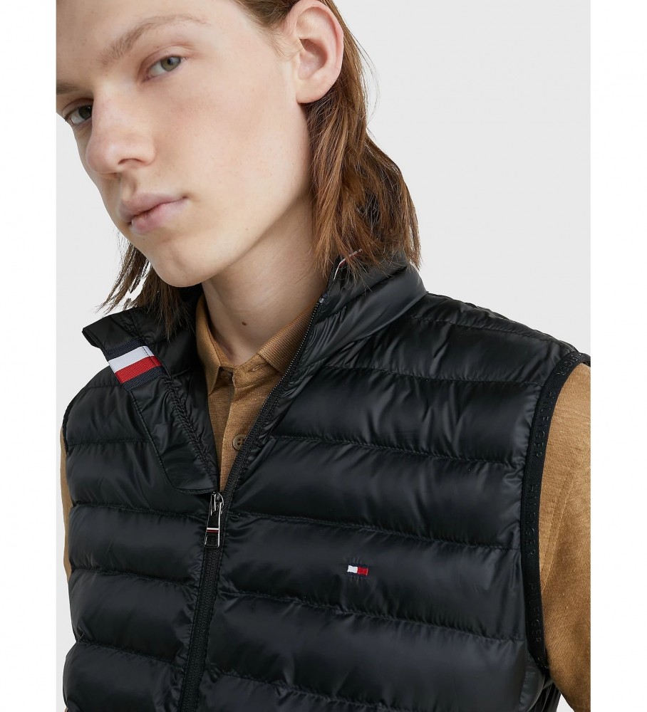 Colete acolchoado Tommy Hilfiger, reciclado e dobrável, preto.