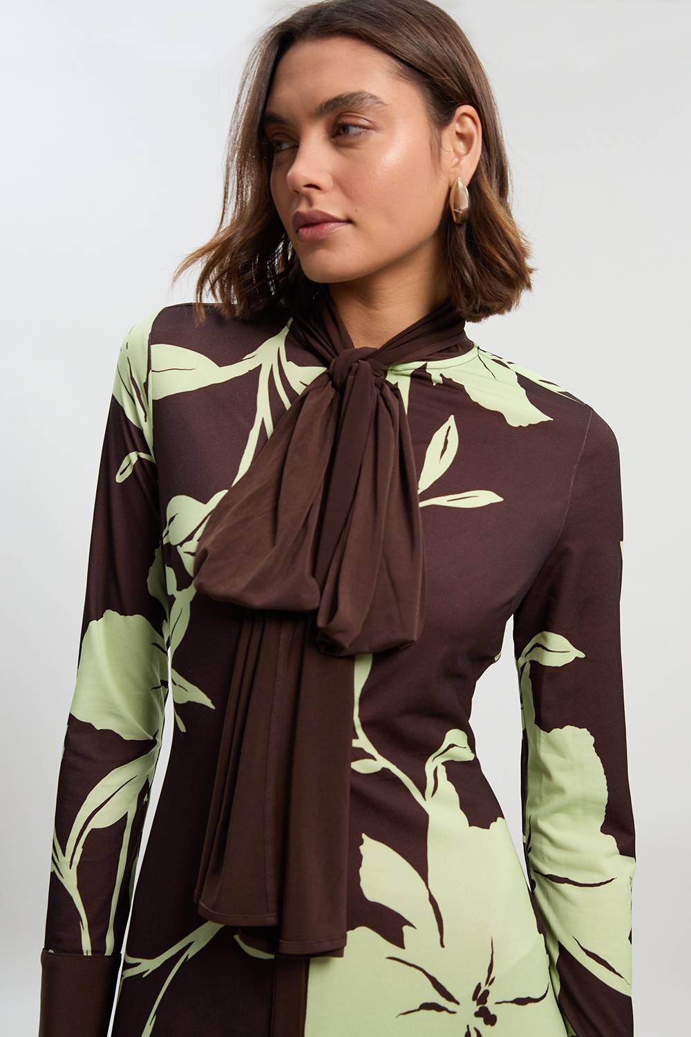 KarenMillen Robe Longue Petite à Imprimé Floral avec Détail Nœud et Manches Longues en Crêpe Froncé