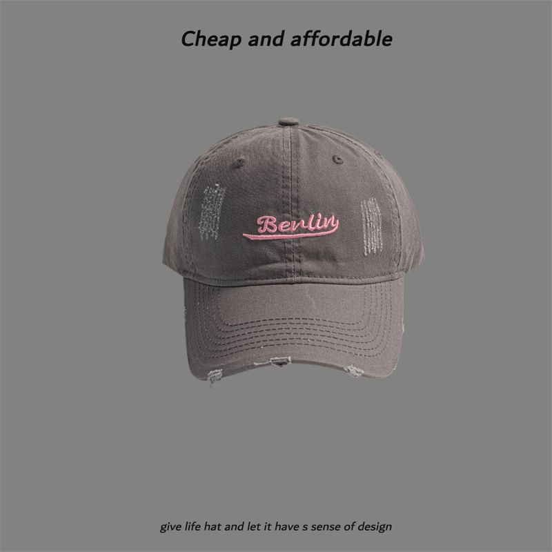 Oktokki - Letter geborduurde pet met distressed patroon