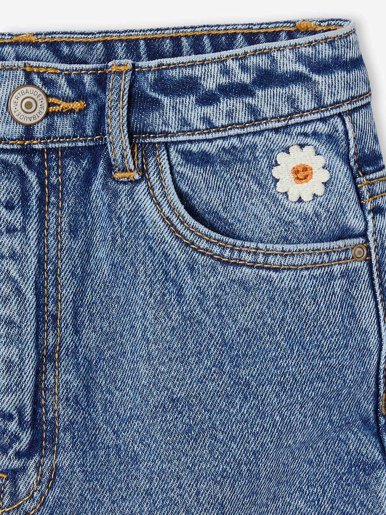 Calça jeans folgada estilo boyfriend para uma garota que curte maconha.