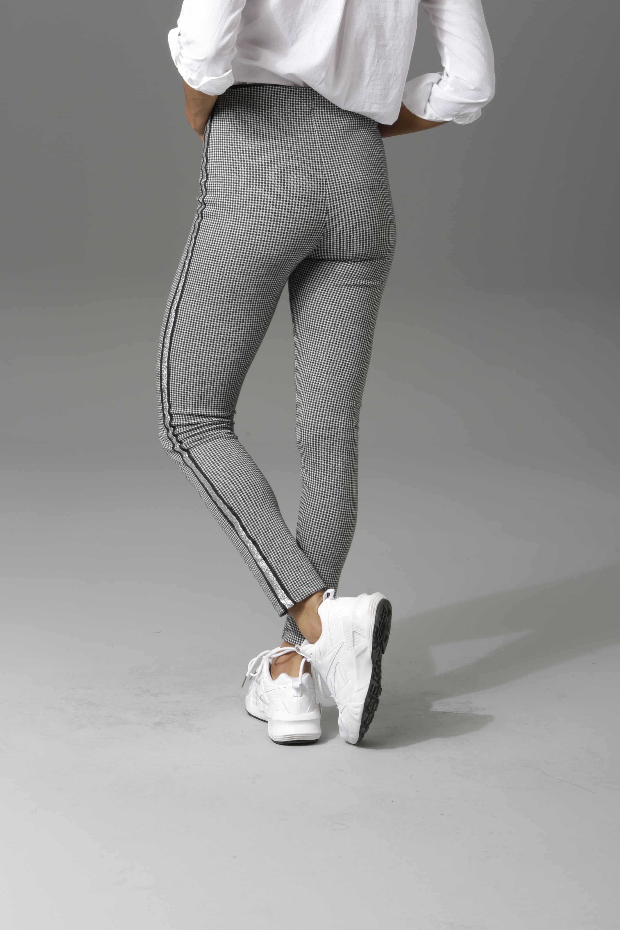 Aniston CASUAL Schlupfhose  mit glitzernden Galonstreifen