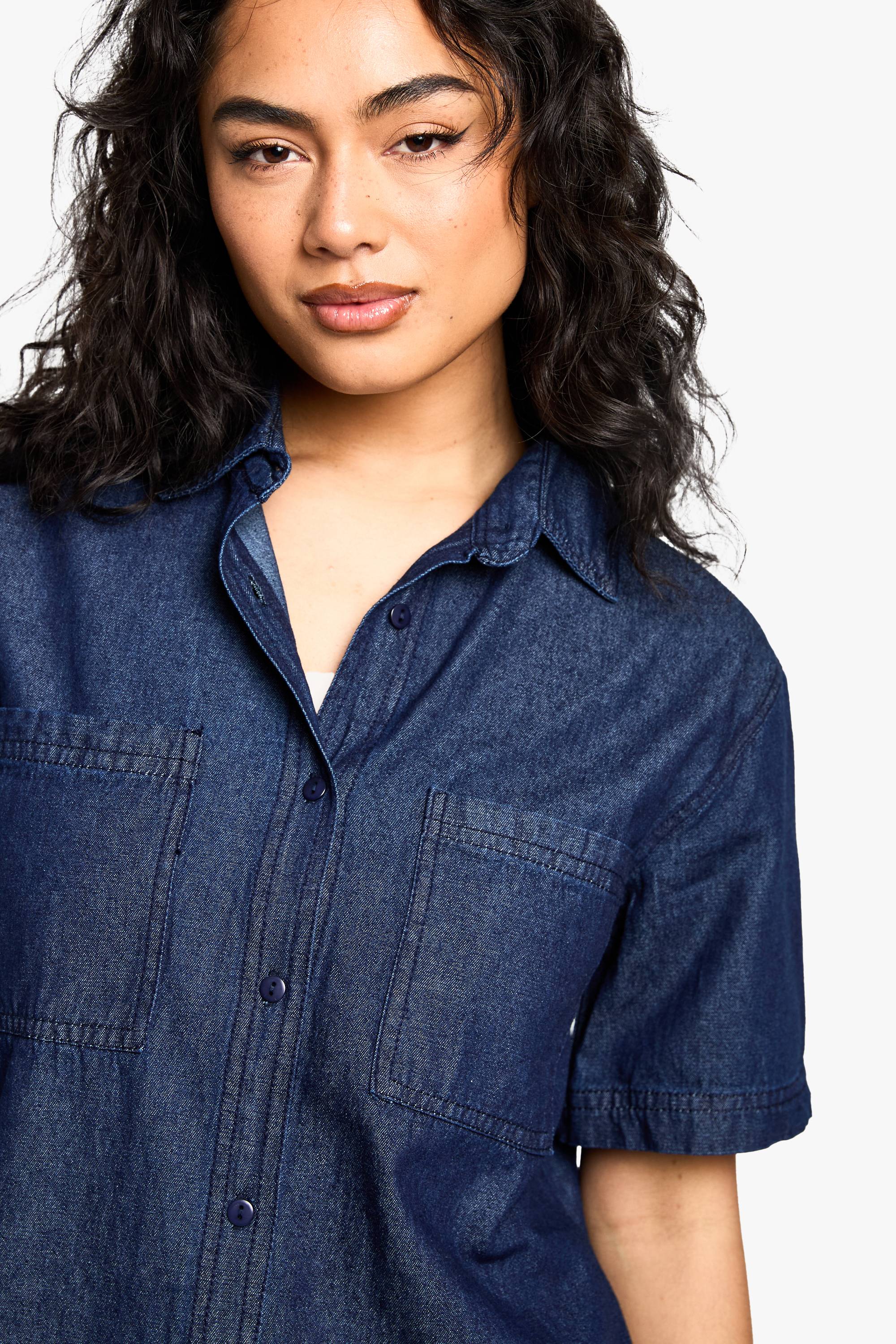 boohoo Chemise en jean chambray à manches courtes