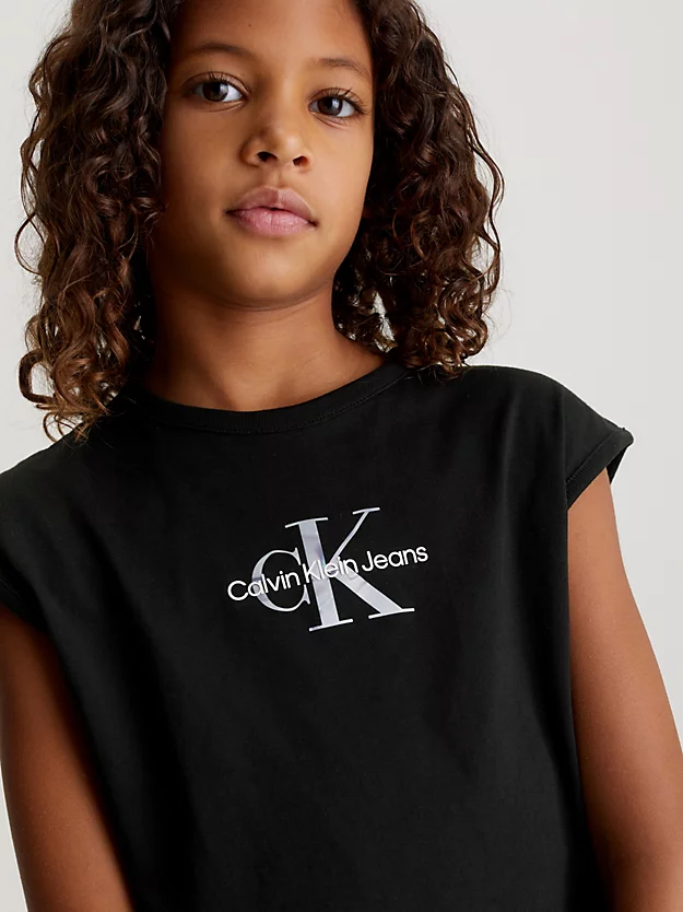 Camiseta regata infantil com logotipo metálico