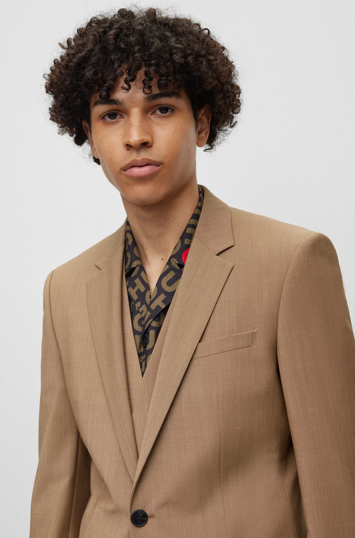 Terno HUGO vermelho de três peças, corte slim, em tecido com aparência de mohair.