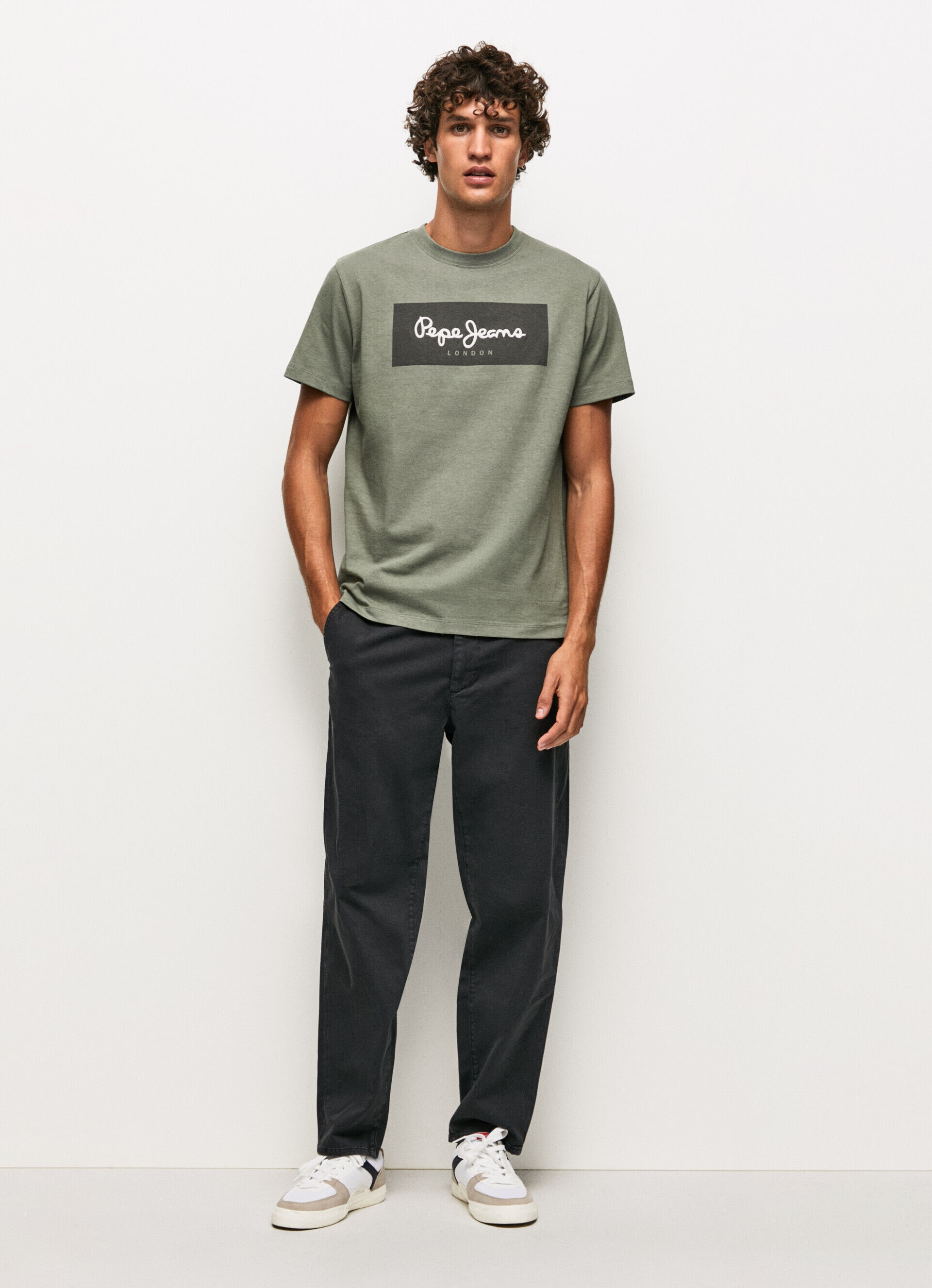 Camiseta de algodão com logotipo bordado - verde-casting