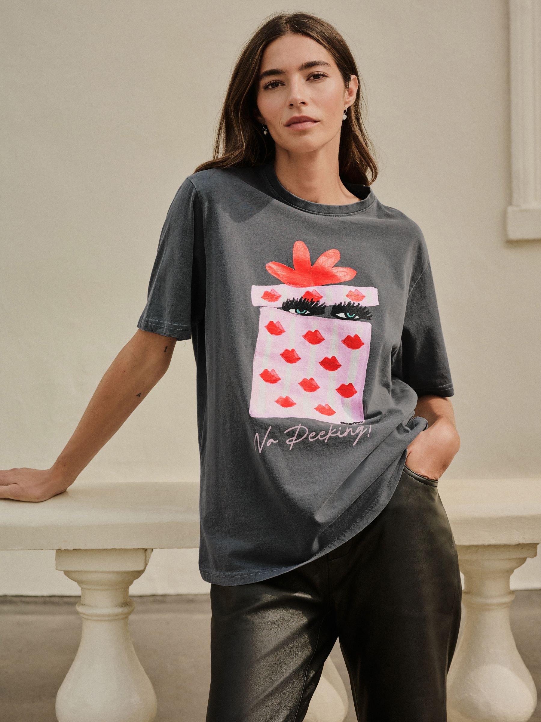 Grijs - Geen gluren Kendra Dandy Kerstmis Grafisch Ronde hals Korte mouwen T-shirt