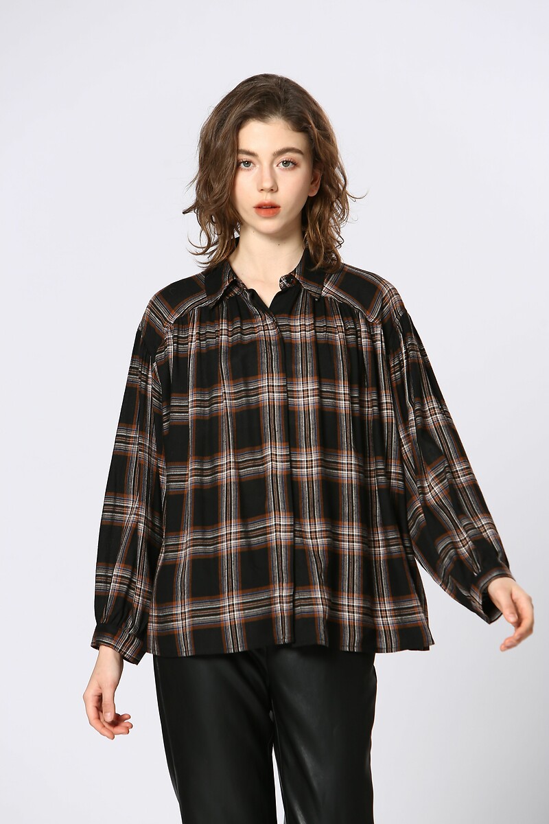 ATÉ BREVE<br>Blusa xadrez com fechamento por botões
