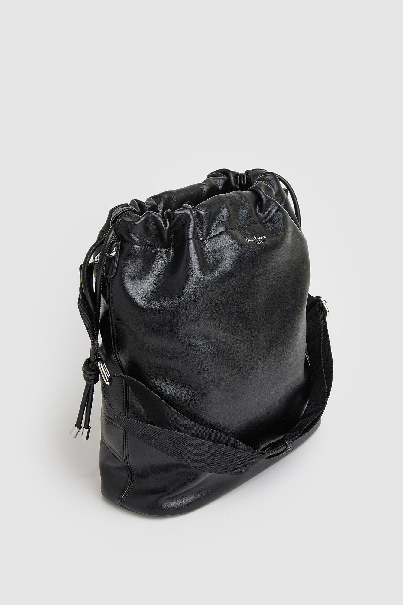 Bolsa tipo saco com logotipo em relevo