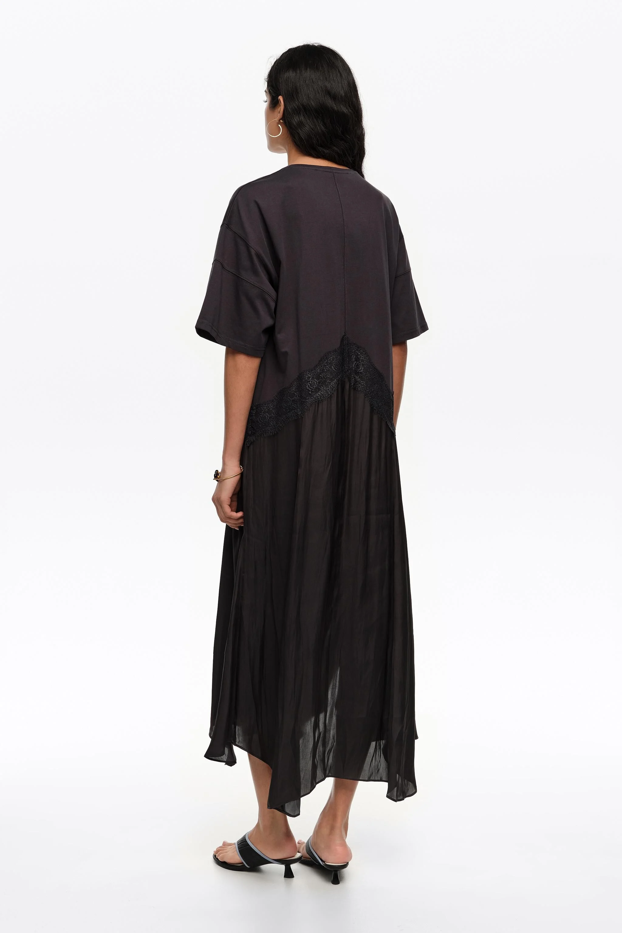 Vestido preto assimétrico de dois materiais
