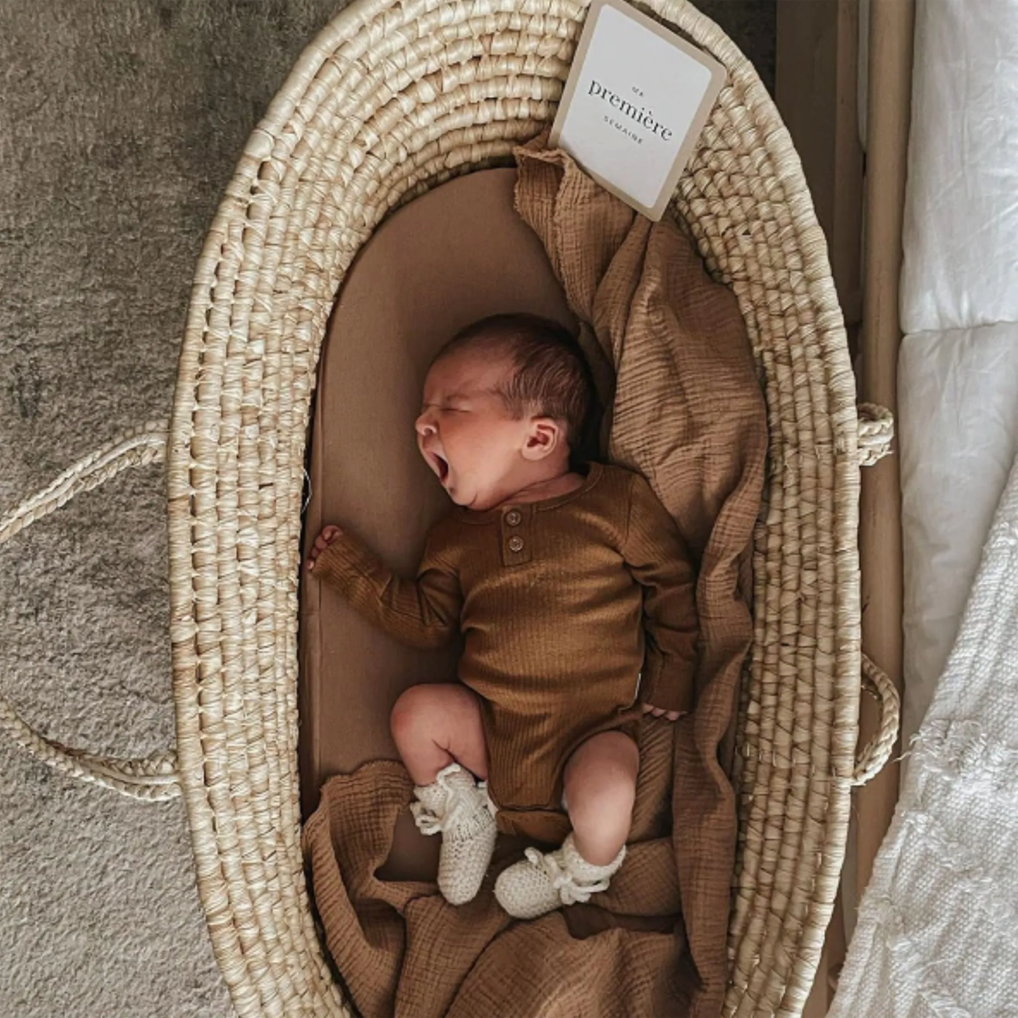 Must Be Baby Drap Contour pour Panier en Rotin - Latté