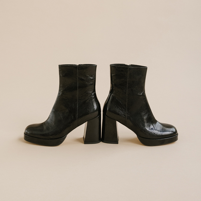 Boots à plateformes et bouts carrés  en cuir brillant noir