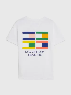 Camiseta com várias bandeiras