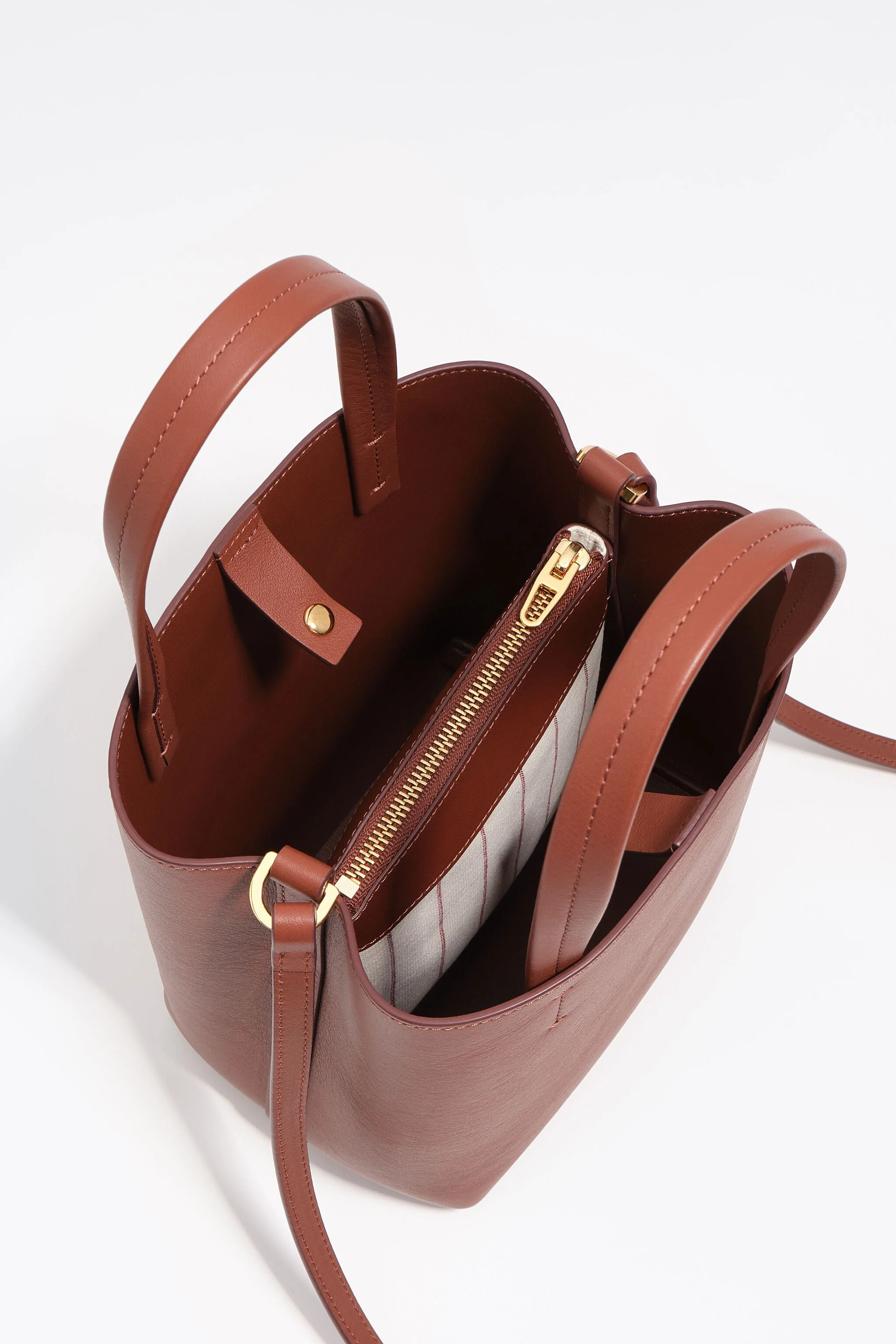 Bolsa pequena de couro cor nogueira com estampa de Chihuahua