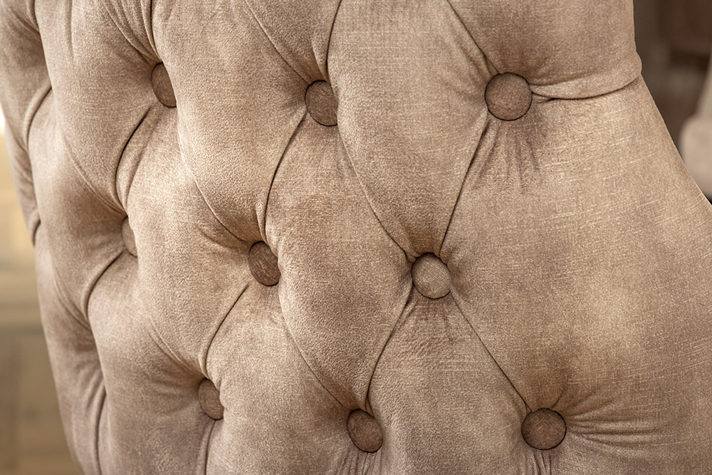 Chesterfield Stuhl CASTLE DELUXE beige Samt mit Löwenkopf Nieten