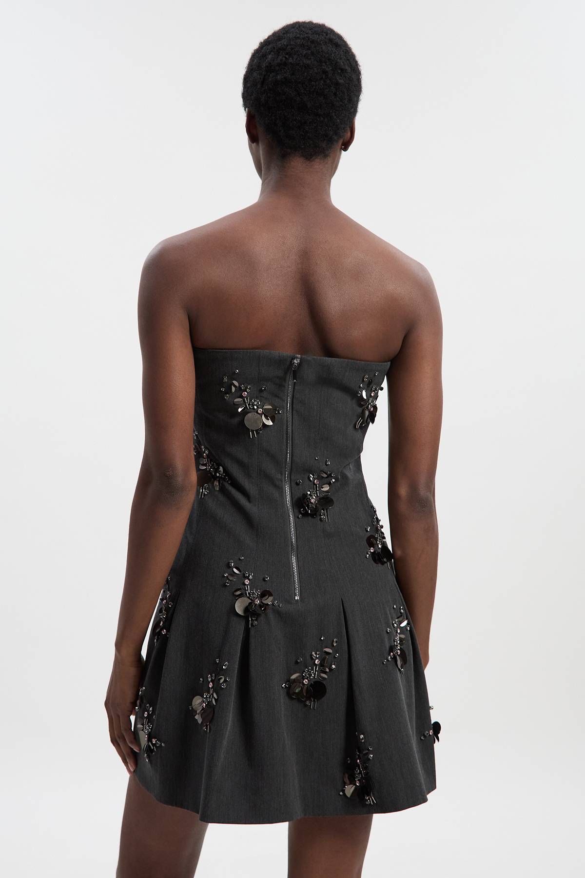 KarenMillen Robe Mini Bandeau Ajustée Ornée de Sequins et Cristaux en Grappes